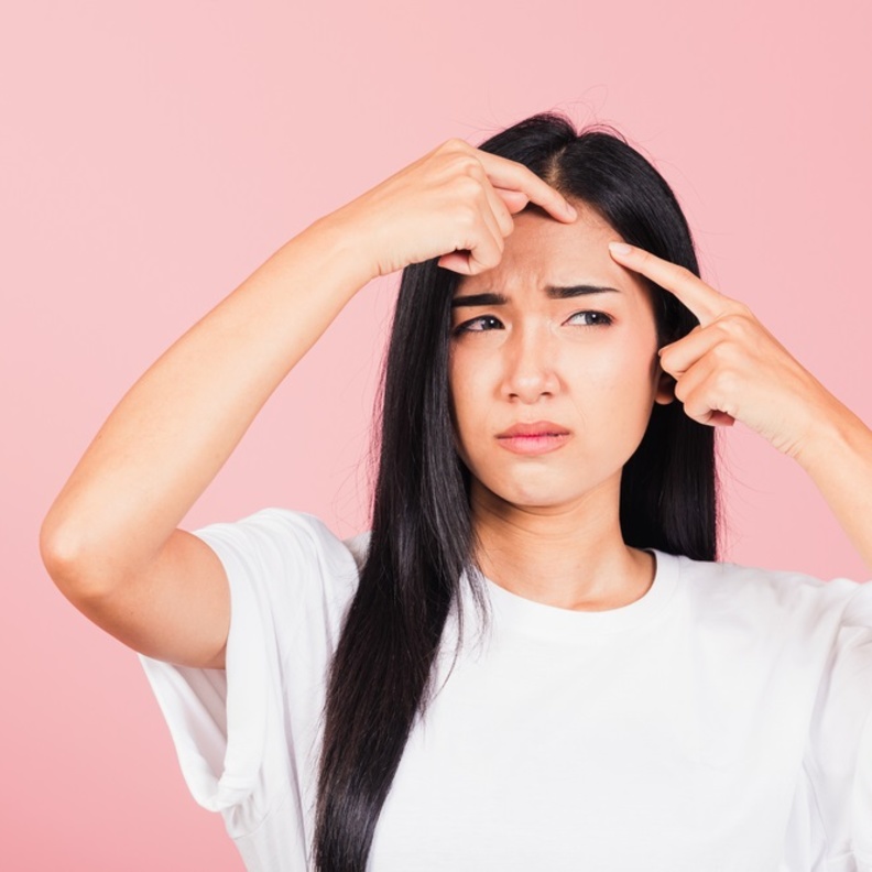 هل قصور الغدة الدرقية يتسبب في ظهور حب الشباب عند النساء