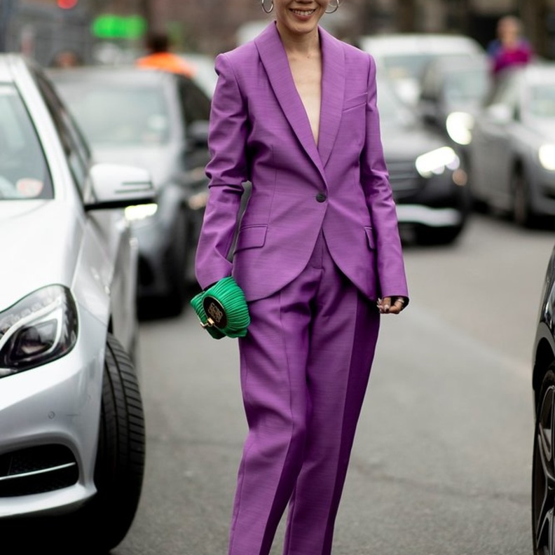 يعتبر البنفسجي من الألوان الرائجة في الربيع اختاريه ايضاً لاطلالة البدلة المونوكروم