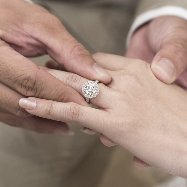 يعود تقليد إهداء خاتم خطوبة مرصّع بالألماس إلى العام 1477