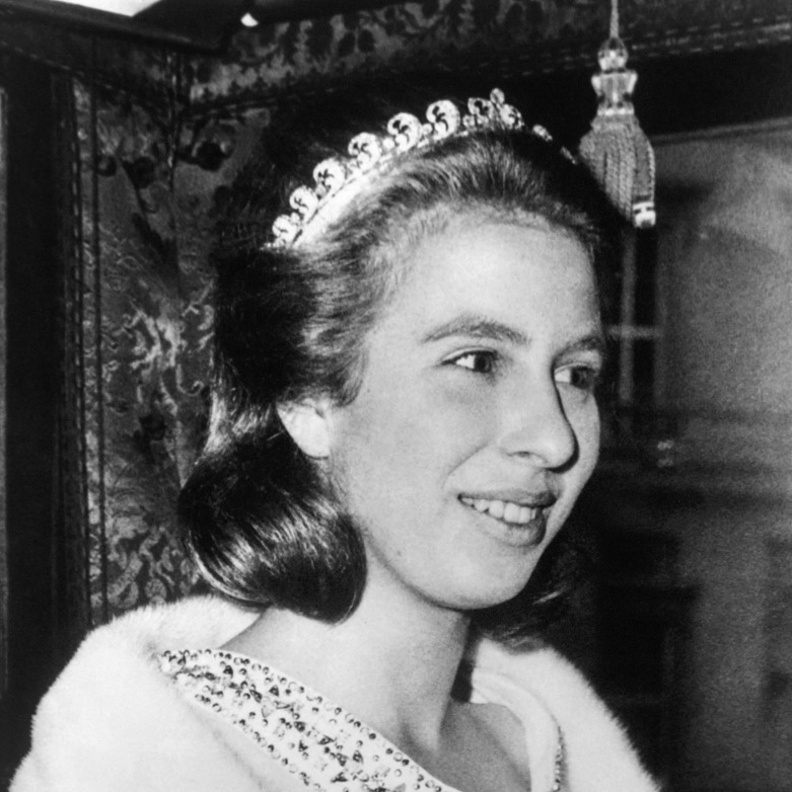 الأميرة آن ارتدت التاج الملكي لأول مرة وهي في سن الـ 17