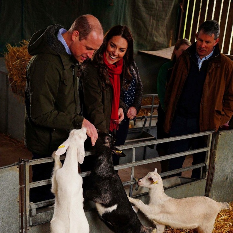 سيدة من ويلز تكسر البروتوكول الملكي