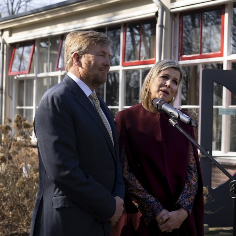 ملك وملكة هولندا يزوران معسكر للاجئين الأوكرانيين