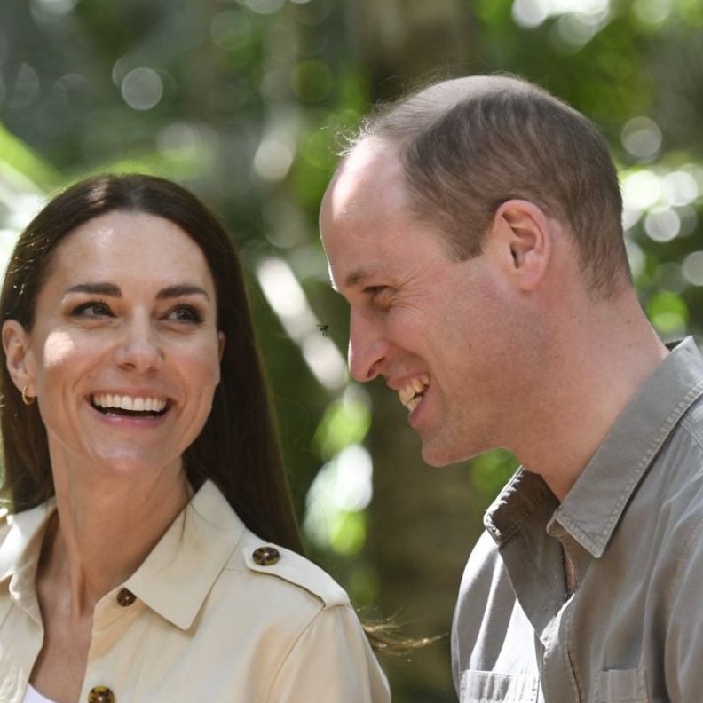 صورة رومانسية تجمع بين الأمير ويليام وكيت ميدلتون عند وصولهما إلى قرية هوبكنز ببليز