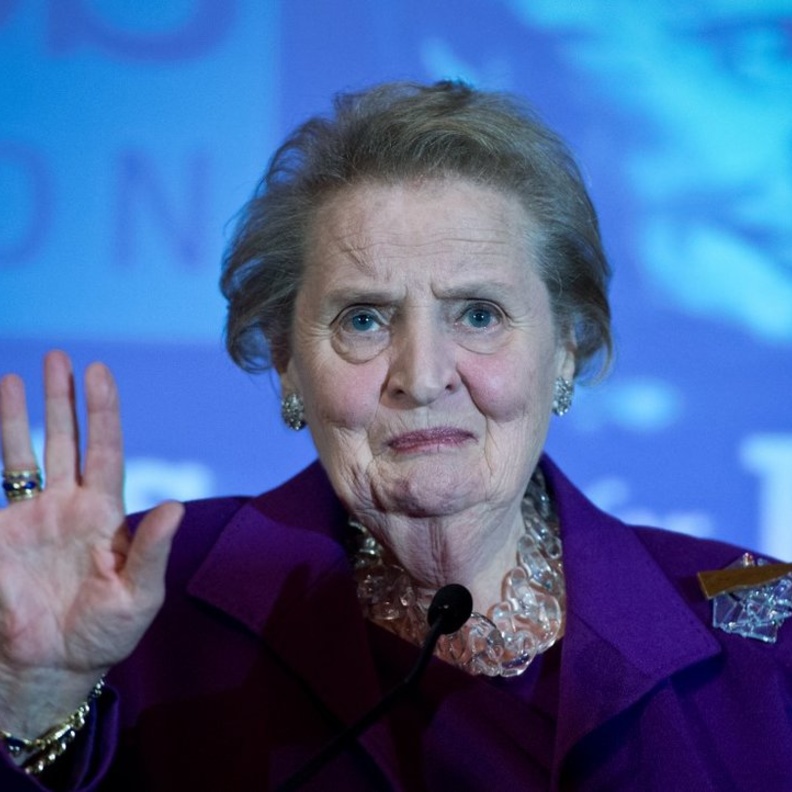 وفاة مادلين أولبرايت أول سيدة تحمل حقيبة الخارجية الأميركية.. محطات مفصلية في حياتها