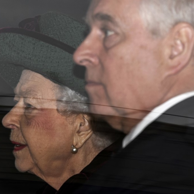 ظهور لافت للأمير أندرو مع والدته في حفل تأبين الأمير فيليب