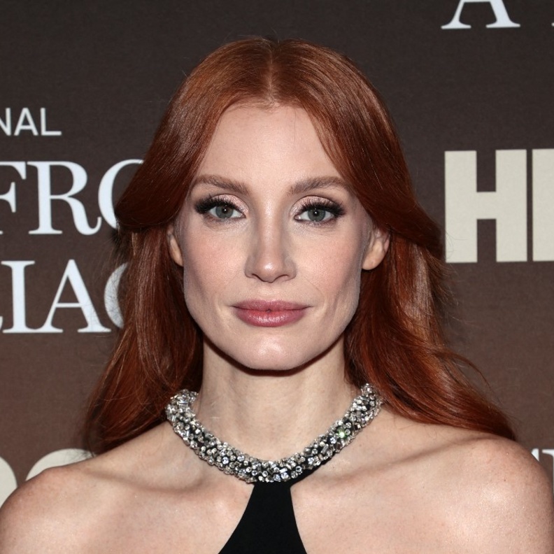 أسرار إطلالات جيسيكا شاستاين الجمالية بمناسبة عيد ميلادها الـ 45