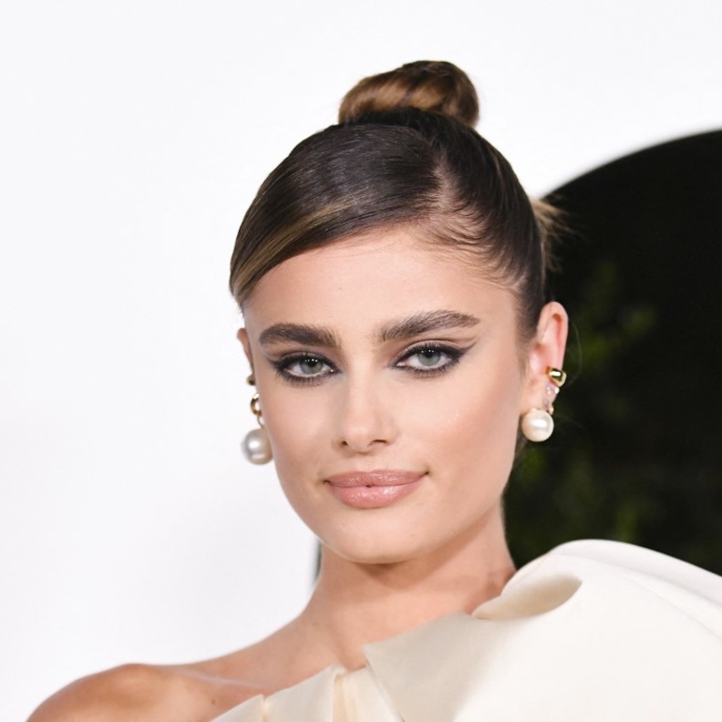 أجمل تسريحات شعر ومكياج تايلور هيل بمناسبة عيد ميلادها