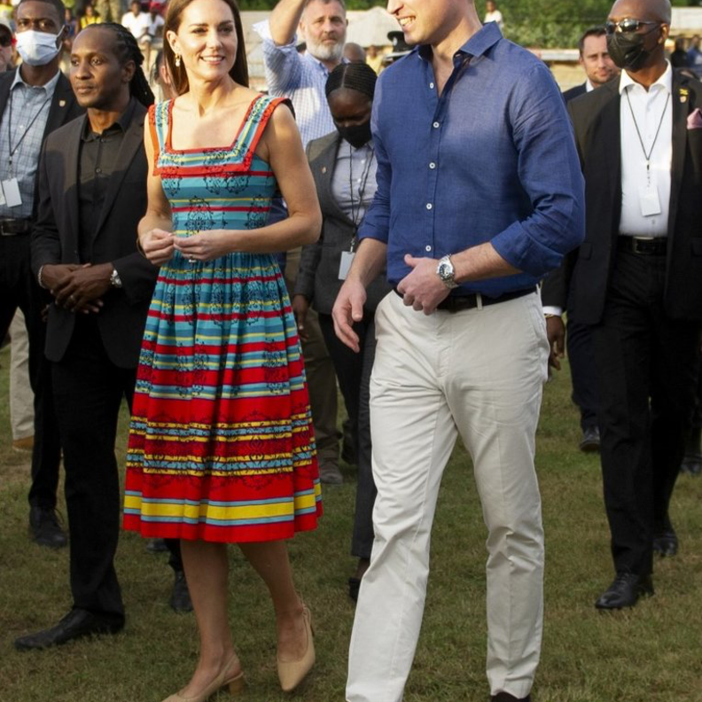 ارتدت كيت سترة كلاسيكية بحزام من Saint Laurent نسّقتها مع بنطلون أبيض