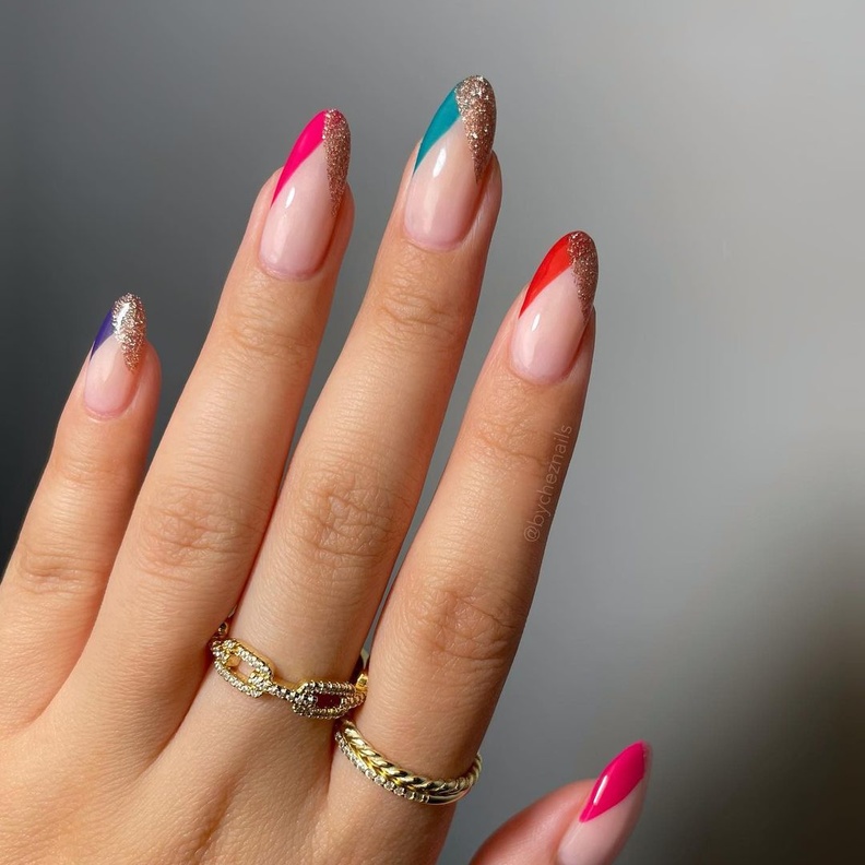 أشكال رسومات اظافر ربيع 2022 من حساب bycheznails على انستغرام