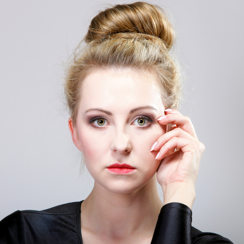 تسريحات شعر بسيطة يمكن للأم تطبيقها في المنزل