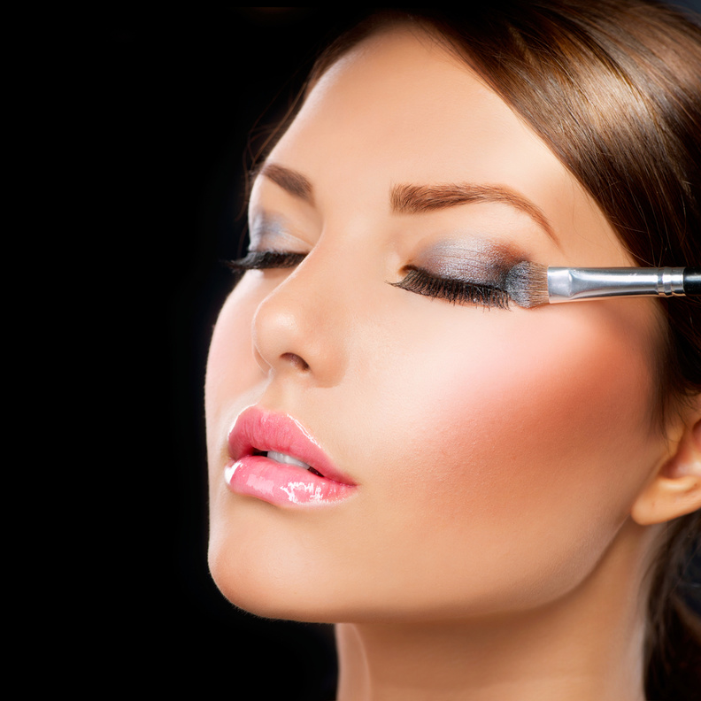 5 نصائح ذهبية لمكياج سموكي رمادي ناجح