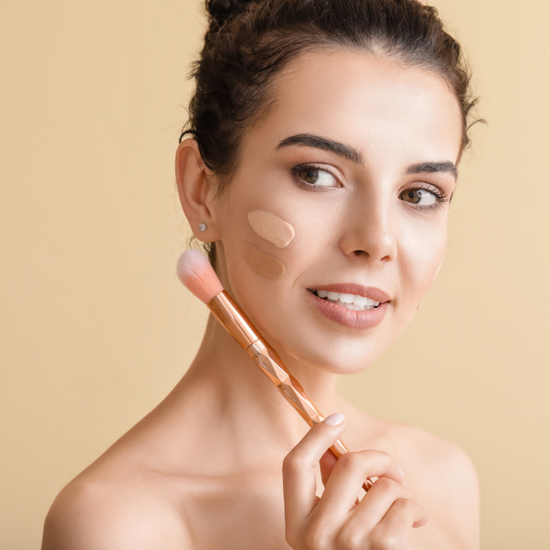 حيل مكياج لتوحيد لون بشرة الأم