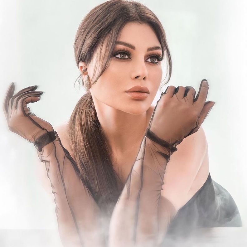 خطوات تركيب الرموش الاصطناعية للحصول على مكياج هيفاء وهبي  - الصورة من حسابها على انستغرام