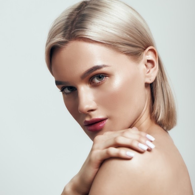 طريقة تطبيق مقشر طبيعي من العسل والسكر وترطيب بشرة المرأة