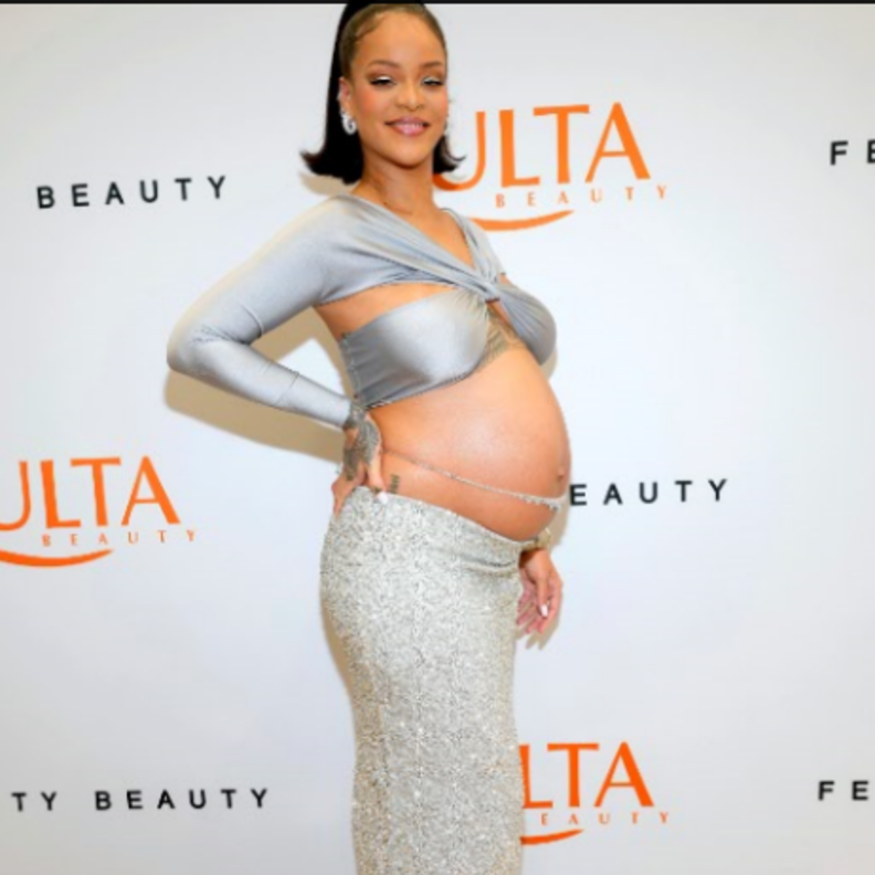 ريهانا تواصل استعراض حملها بجرأتها الملفتة وتجذب الأنظار باكسسوار فخم صنع خصيصًا لها