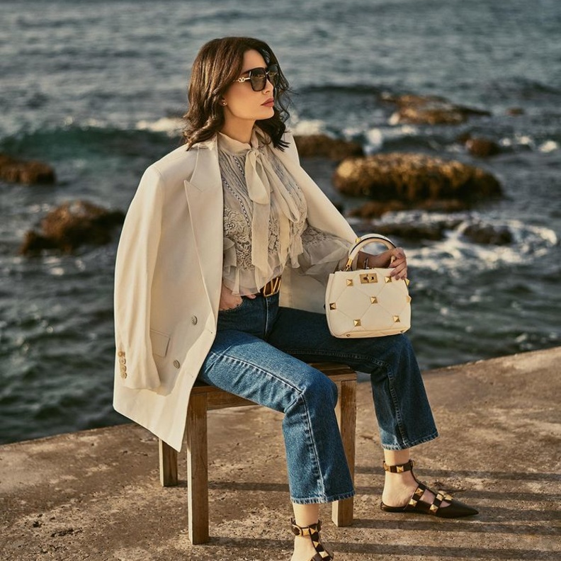 إطلالات السروال الدنيم بأسلوب سيرين عبدالنور من Valentino