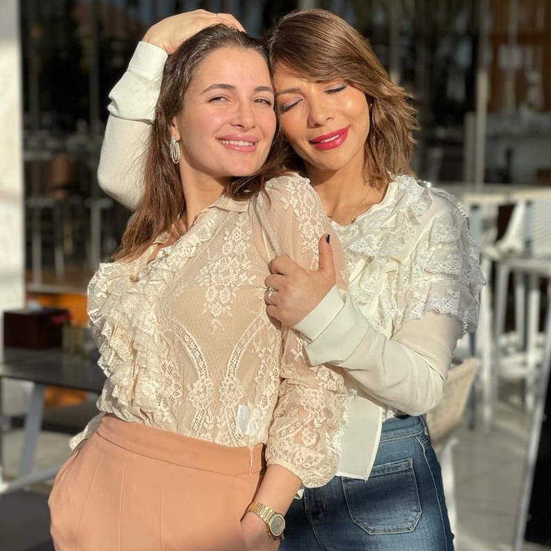 إطلالات عصرية للأمهات بأسلوب أصالة وإبنتها شام