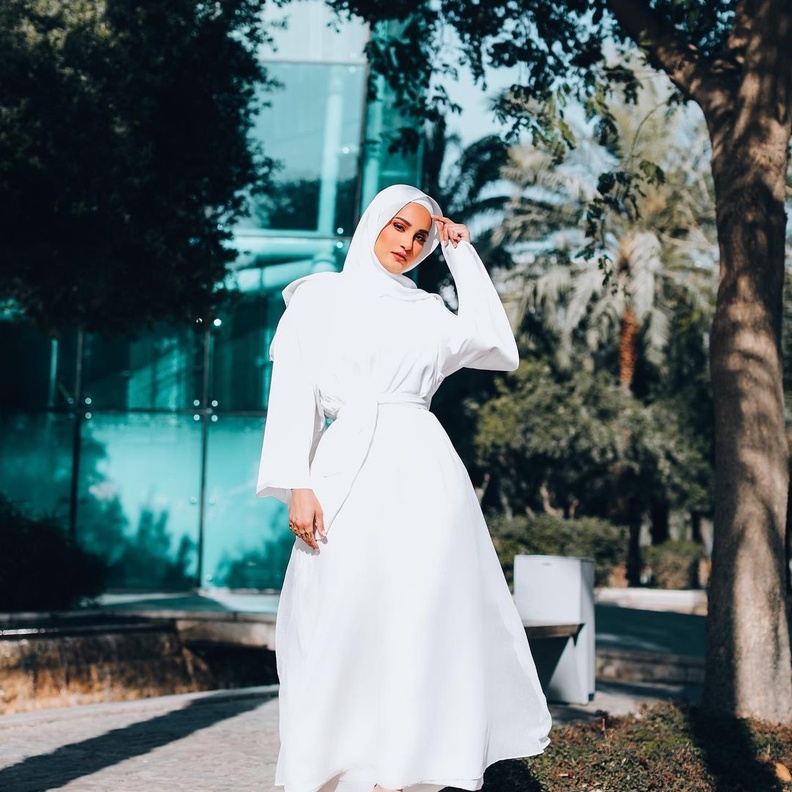 إطلالات أنيقة باللون الأبيض للمحجبات من وحي دلال الدوب!