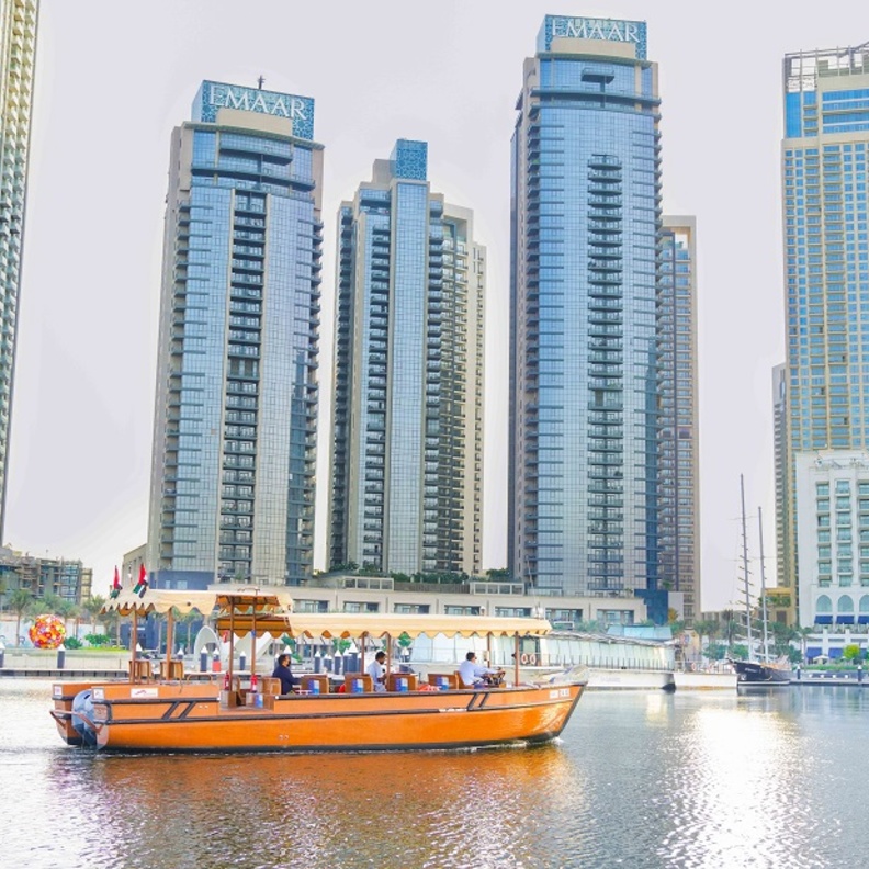 رحلة بحرية سياحية جديدة في دبي بين المارينا والبلووترز - وام 