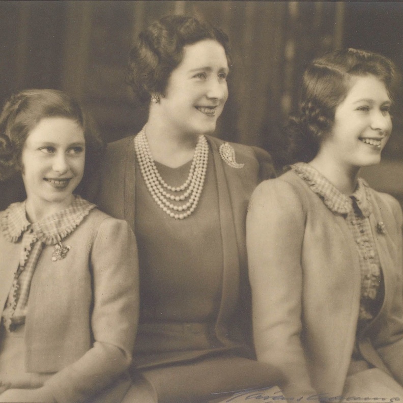 ملكة بريطانيا تنشر صورة نادرة لها مع والدتها وشقيقتها الأميرة مارغريت