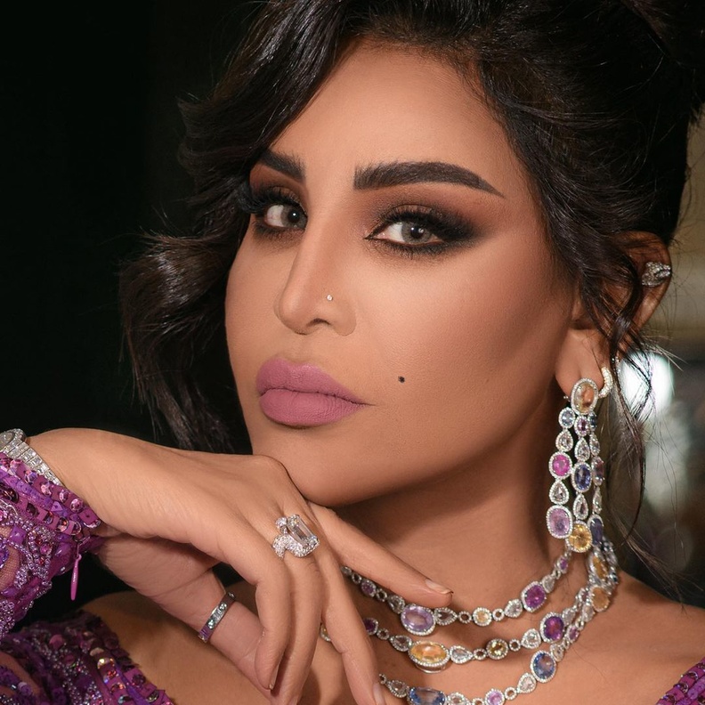 الفنانة أحلام تواكب صيحة جمالية جريئة في احدث إطلالاتها