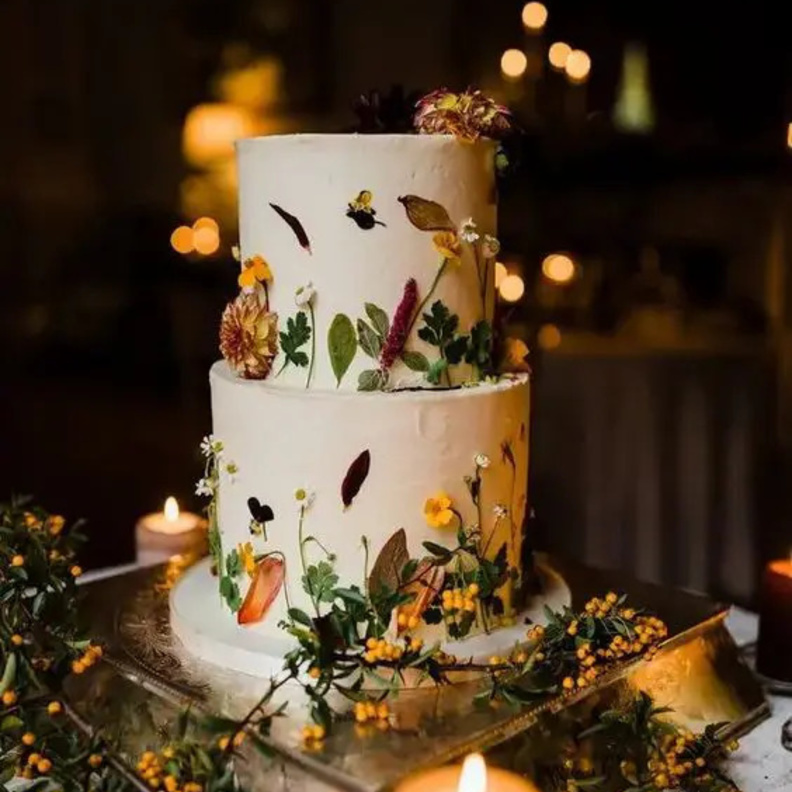 كعكات الزفاف المزينة بالزهور