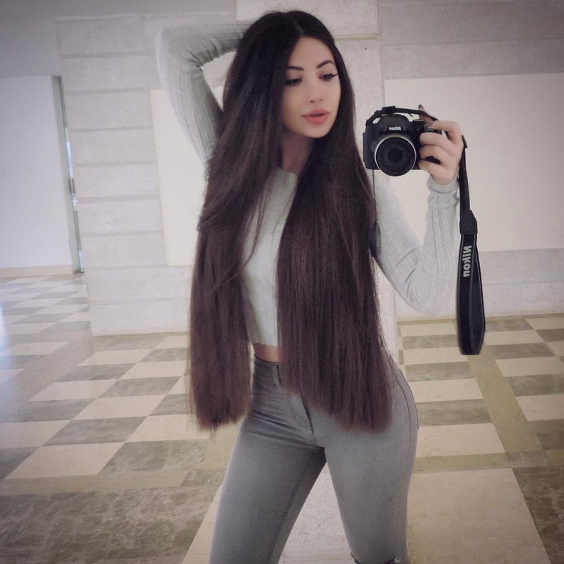 صور شقيقة ميريام فارس تلفت الأنظار بجمالها وشعرها الطويل