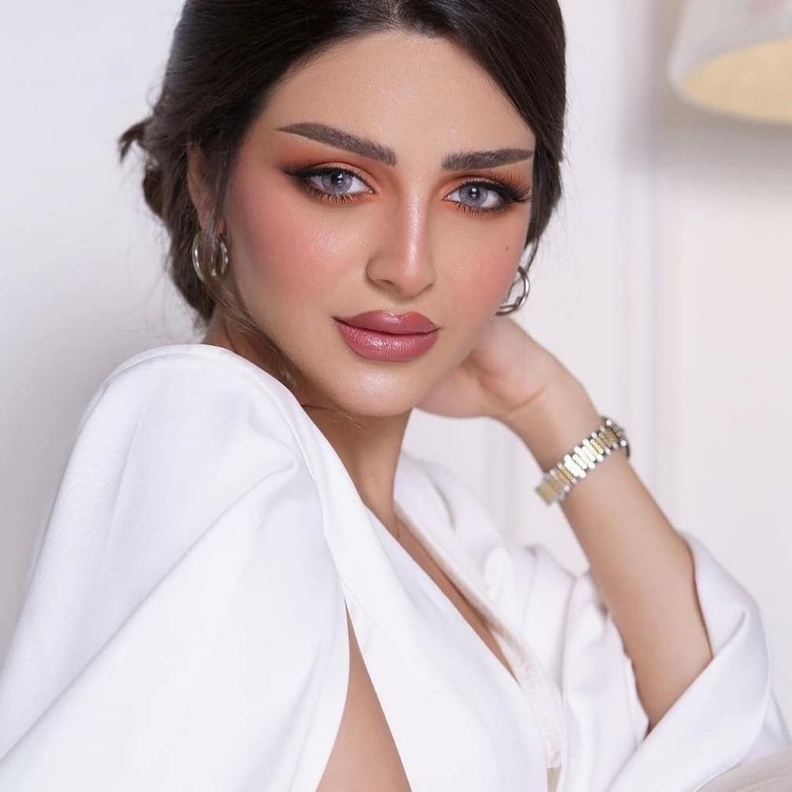 رهف القحطاني في أول ظهور لها بعد عملية تجميل أنفها وإزالتها لفيلر الشفاه 