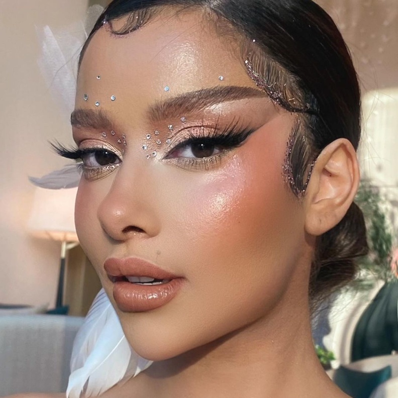 بلقيس فتحي تعتمد نيو لوك مكياج وشعر غير مألوف بأحدث إطلالة لها