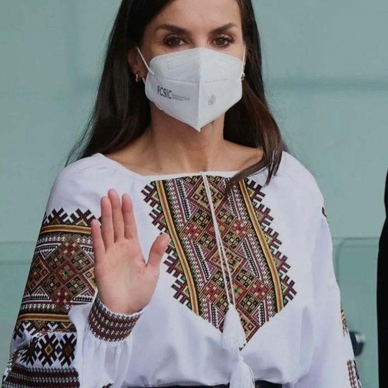 الملكة ليتيزيا تظهر دعمها لأوكرانيا بإطلالة مستوحاة من التراث الأوكراني في أحدث ظهور لها