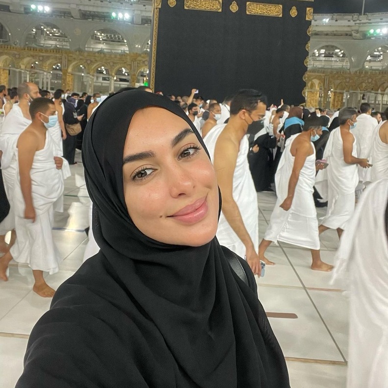 ياسمين صبري تؤدي مناسك العمرة وتظهر بالحجاب