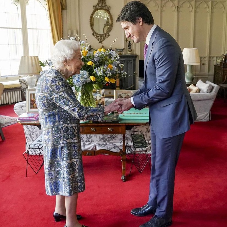 ملكة بريطانيا تستضيف أولى مقابلاتها الرسمية وجها لوجه منذ إصابتها بعدوى كورونا