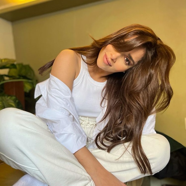 إطلالة بلقيس فتحي باللّون الأبيض بلوك مريح شبابي