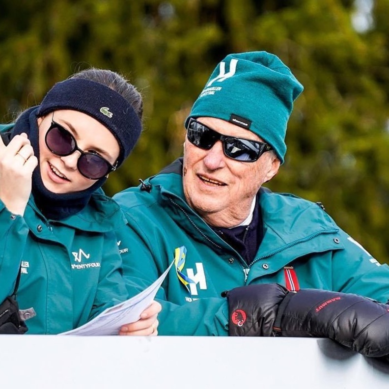 الملك هارالد يقوم بأول ظهور علني له خارج القصر الملكي منذ أشهر