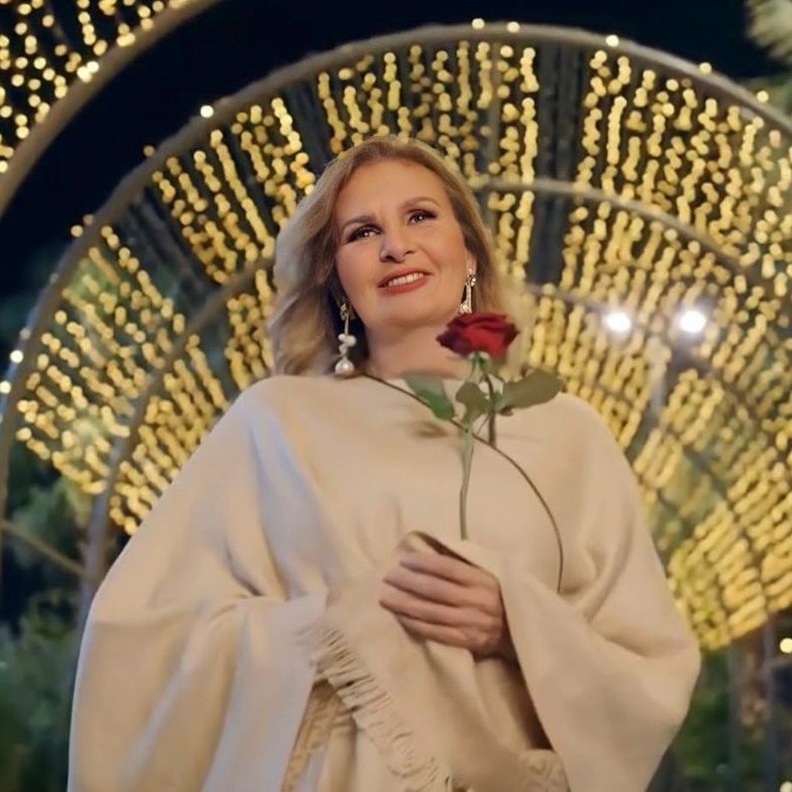 الفنانة يسرا