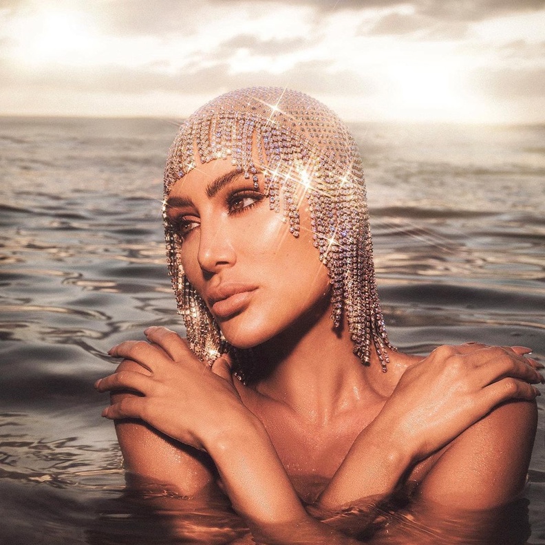 مايا دياب تعتمد أحدث صيحات أكسسوارات الشعر لموسم الصيف المقبل