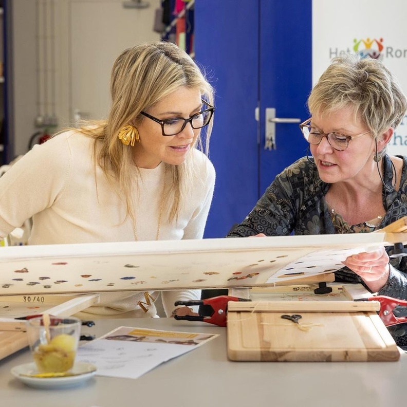  الملكة ماكسيما تشارك في فصل لتعليم التطريز بمتحف النسيج