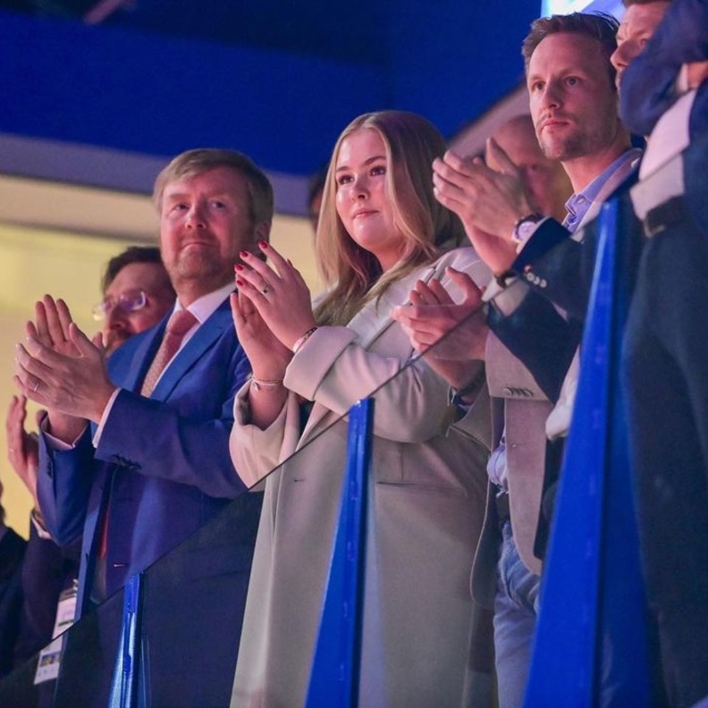 ملك هولندا وولية عهد هولندا يحضران نهائي كأس العالم للتزلج السريع