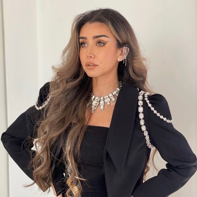 هنا الزاهد تعتمد لون شعر جديد بصيحة الهايلايت 