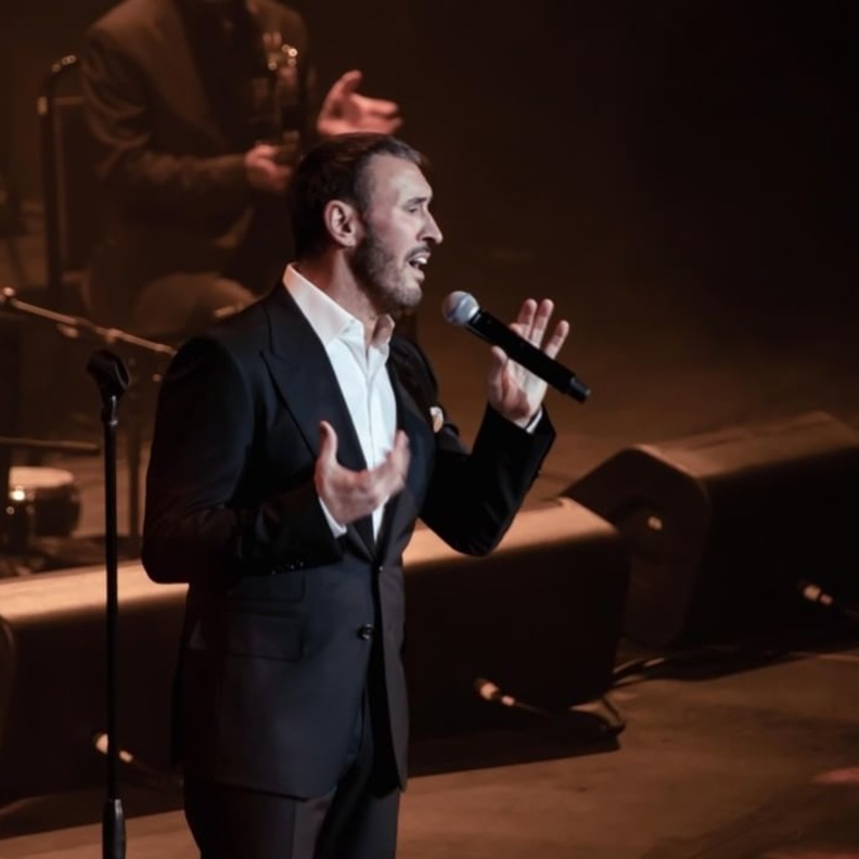 نجوم يتعرضون لمواقف مثيرة للجدل على المسرح 