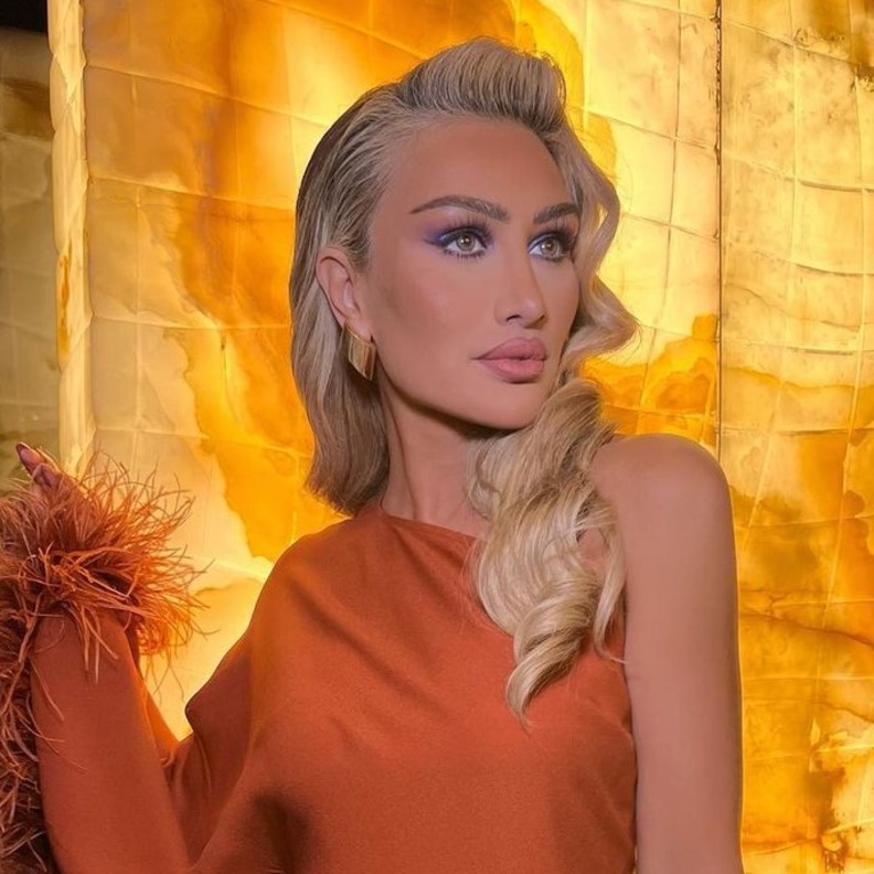 مايا دياب بإطلالة جمالية مختلفة بالمكياج الملون والشعر الريترو ..بالصور