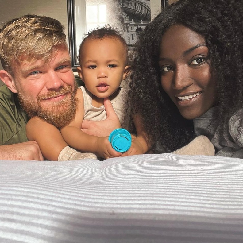 عبير سندر توثق لقطات عائلية مرحة برفقة زوجها وطفلهما 