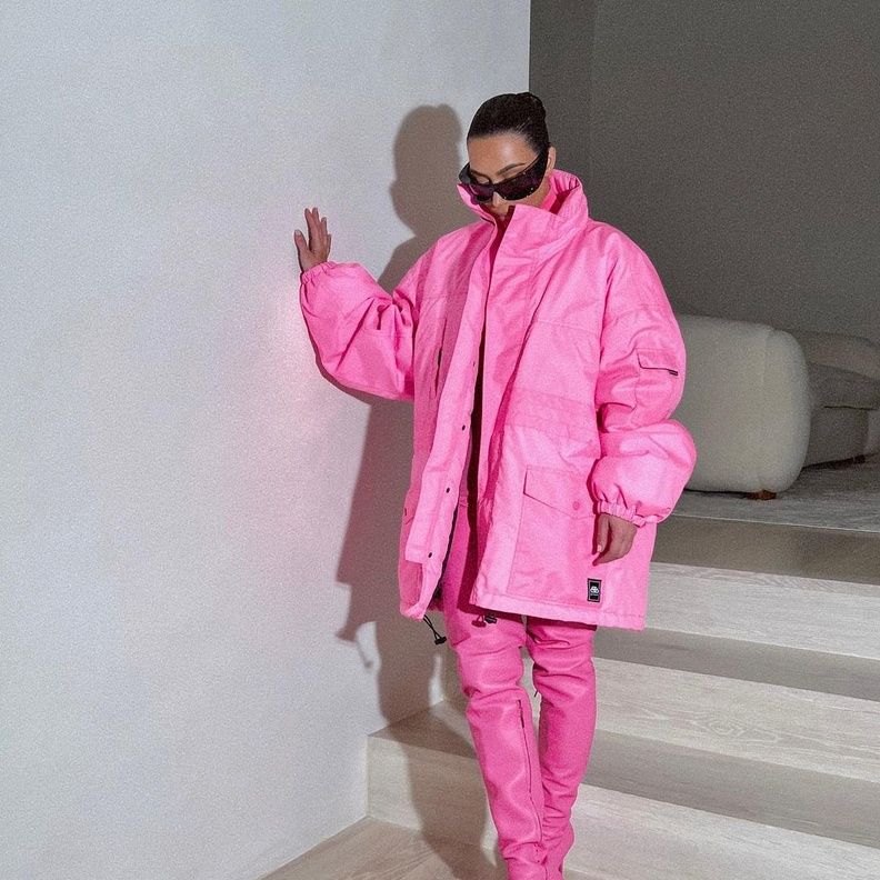 صور كيم كارداشيان تستقبل الربيع بإطلالة جريئة مشعة باللون الفوشيا