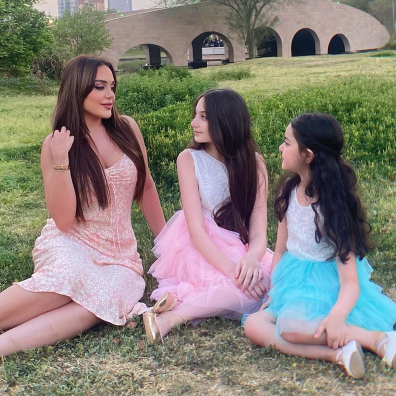 ابنة هيفاء وهبي تحتفل مع طفلتيها بعيد الأم بلقطات مرحة 