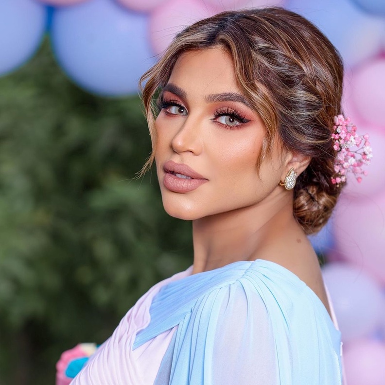 إطلالات جمالية جذابة للمرأة الحامل من وحي نهى نبيل