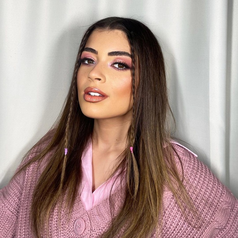 ليلى زاهر بـ نيو لوك عصري بالمكياج الوردي وتسريحة شعر مميزة