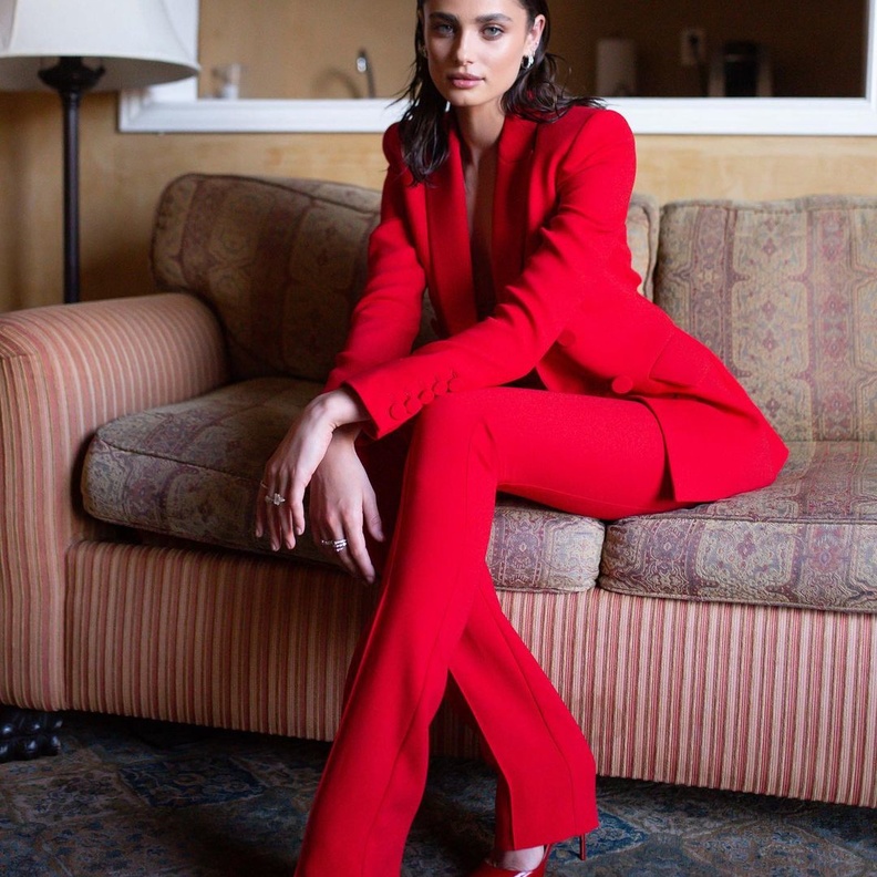 بالصور أناقة تايلور هيل بموضة اللون الأحمر في أحدث إطلالة لها