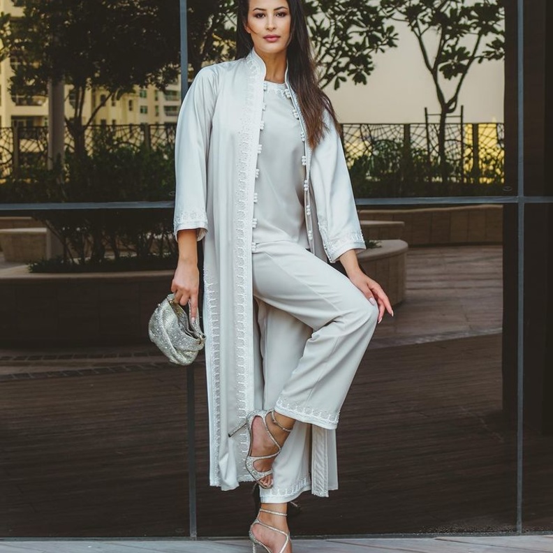 ريم السعيدي بإطلالة باللّون الأبيض كاملة من Jimmy Choo