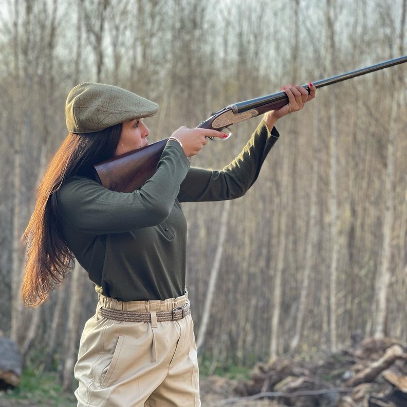 ياسمين صبري تستمتع برحلة صيد بإجازتها في بريطانيا ..شاهدوا مهارتها