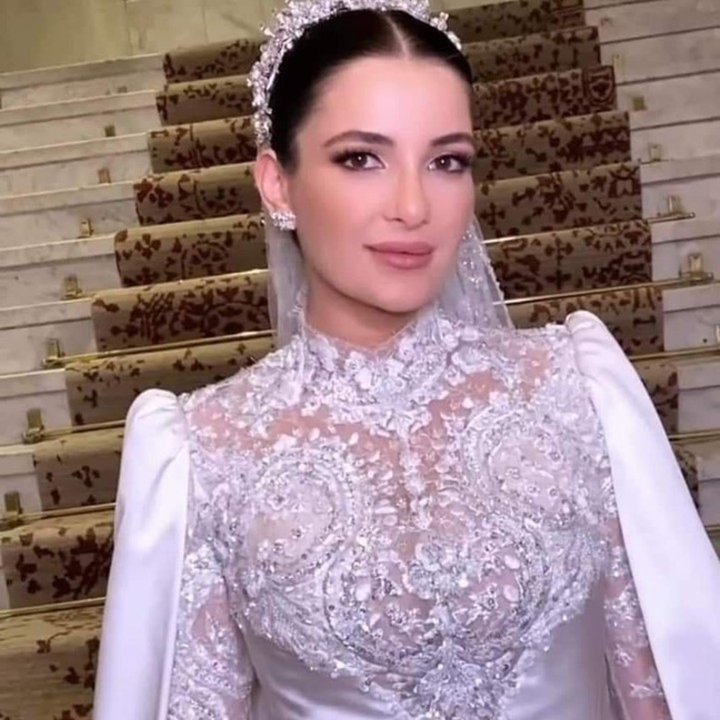  شام الذهبي تتألق بإطلالة ناعمة أبرزت جمالها الطبيعي في حفل زفافها 